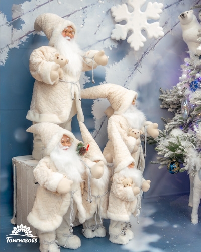 Figurines de Père Noël en manteaux polaires avec décor hivernal et flocon en fond.